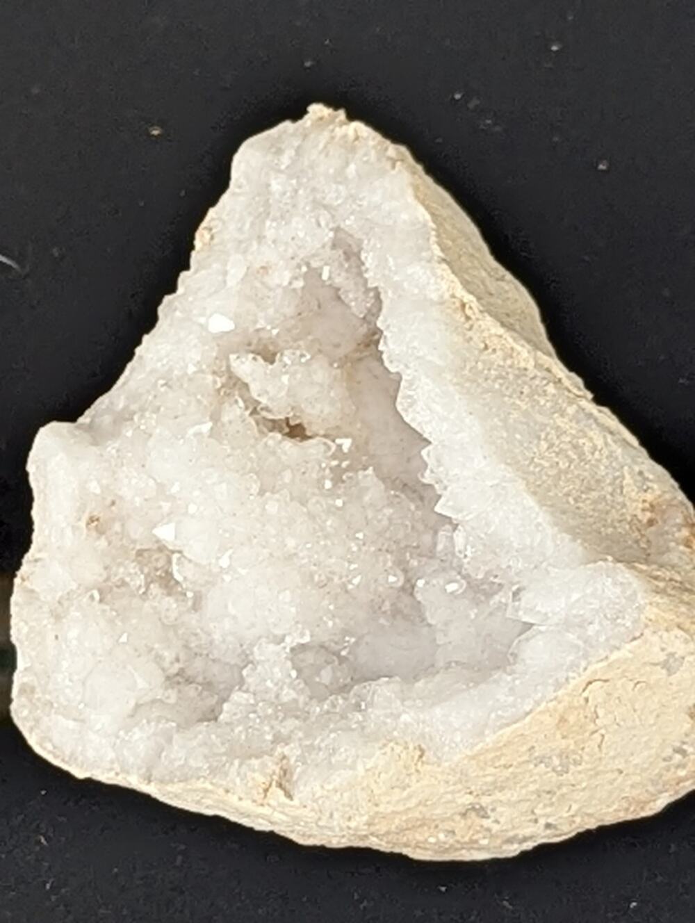 Geode rock druzy,White crystal10-20 mm tall 45x40x40mm Wid Triangle shape NWOT